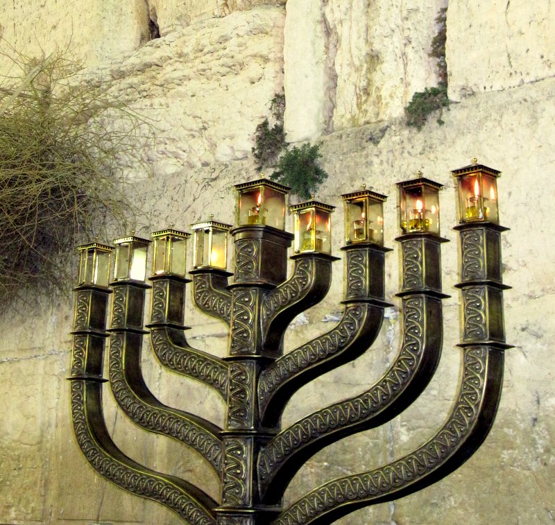 The Chanukah candles illuminate the darkness of golus – Start your Day the Torah Way – NW London